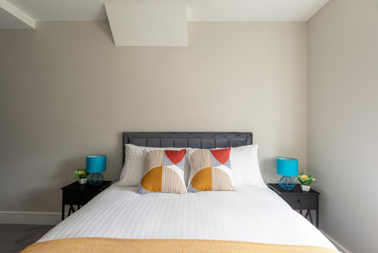 Skyvillion - Cozy Large 4 & 1 Bed Apartments In London Enfield, Mins To Tube Station, Free Wi-Fi Exterior photo