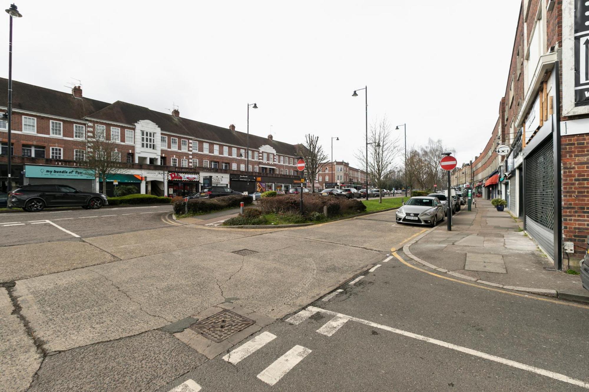 Skyvillion - Cozy Large 4 & 1 Bed Apartments In London Enfield, Mins To Tube Station, Free Wi-Fi Exterior photo